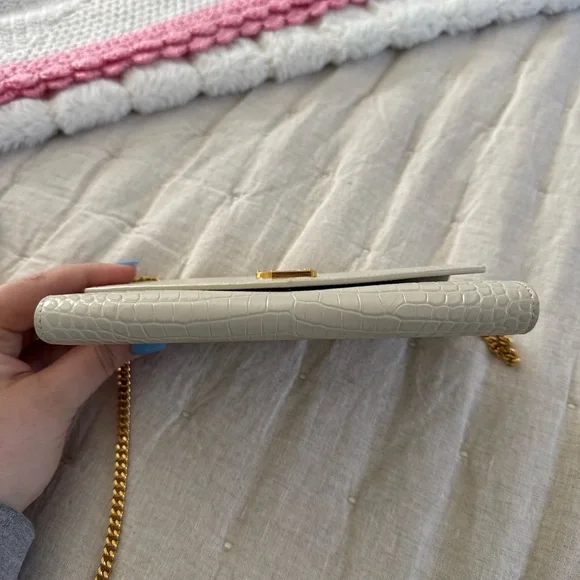 Yves Saint Laurent off white Croc-Embossed Clutch with detachable chain - Picture 4 of 5